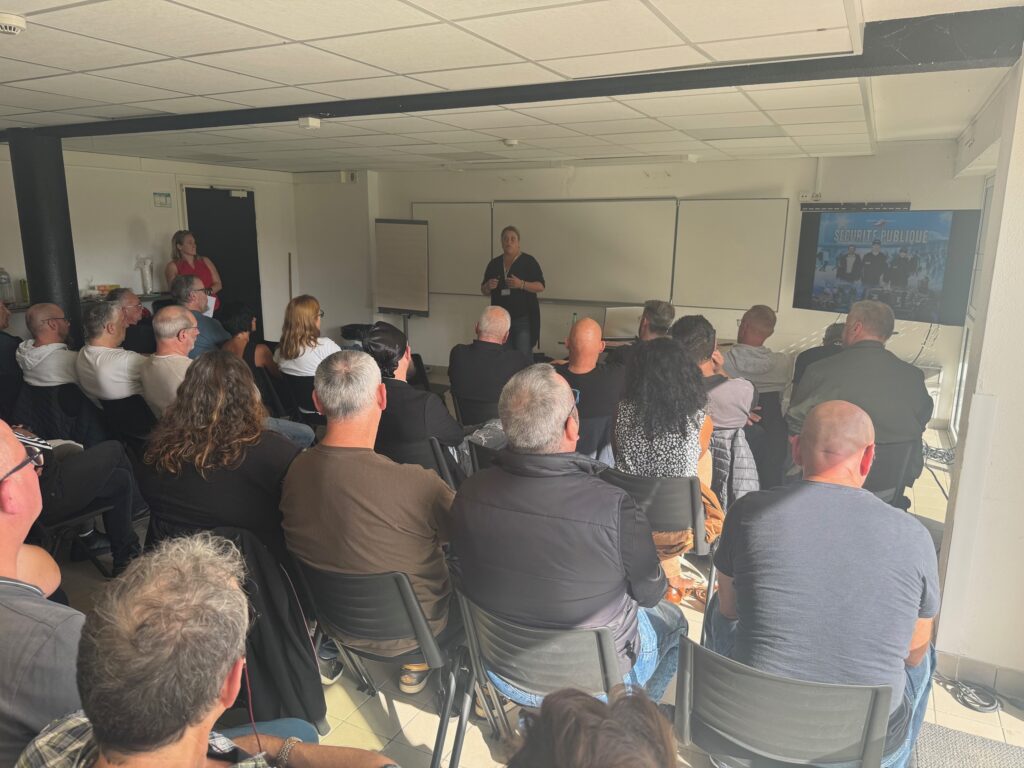 Le 8 octobre 2025, à Larmor-Plage, les conducteurs et conductrices des entreprises : Ricouard bus & cars et Kerjan bus & cars, opérant sur les réseaux de transport Izilo et TBK, ont participé à une journée de sensibilisation à la prévention des drogues et addictions.